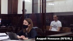 Максим Лаврентьев и его адвокат на заседании суда по избранию меры пресечения в январе 2021 года